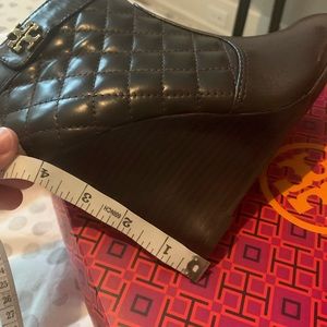 New in box Tory Burch brown boots!